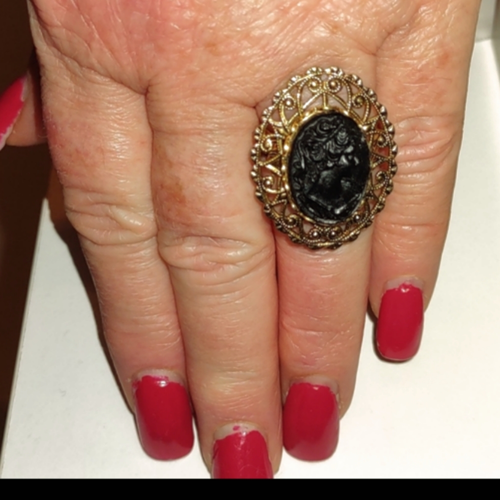 Black Right-Faced Victorian Style Cameo Pendant + FREE Ring - Picture 5 of 16